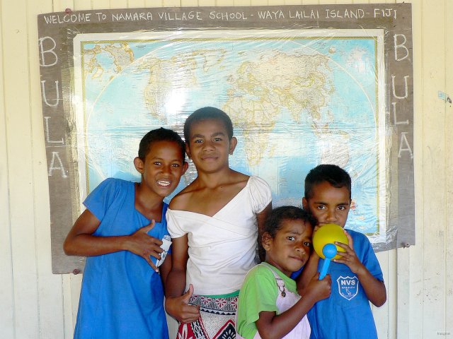 133- Des enfants posent pour la photo 